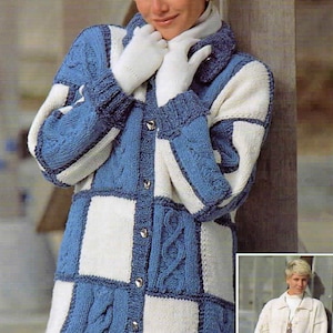 Pode incluir: Um cardigan de malha azul e branco com um padrão de trança e fecho de botões. O cardigan é feito de um fio macio e grosso e tem um caimento descontraído.