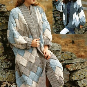 Può includere: Due donne indossano lunghi cardigan di maglia con un motivo geometrico in tonalità di blu, beige e marrone. I cardigan sono aperti sul davanti e hanno una vestibilità rilassata.