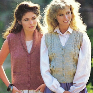Könnte beinhalten: Zwei Frauen tragen ärmellose Strickwesten. Die Frau links trägt eine rosa Weste mit Kragen und Knöpfen. Die Frau rechts trägt eine hellblaue Weste mit einem Zopfmuster und Knöpfen.