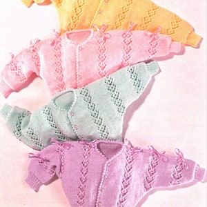 Puede incluir: Cuatro cárdigans de bebé de punto en colores pastel: amarillo, rosa, verde menta y lavanda. Cada uno tiene un diseño calado decorativo, pequeños botones y lazos de cinta en las mangas. Los cárdigans están dispuestos en capas.