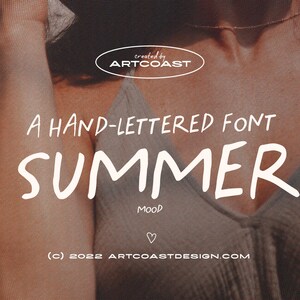 Può includere: Immagine con il testo "A HAND-LETTERED FONT SUMMER MOOD" in stile scritto a mano. Il testo è bianco su uno sfondo sfocato. Il logo Artcoast è in alto. Informazioni sul copyright in basso.