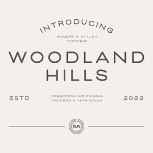 Puede incluir: Diseño de tipografía moderna y elegante con las palabras "WOODLAND HILLS" en negrita y sin serifa. El texto "INTRODUCING" está arqueado arriba, con "ESTD" y el año "2022" debajo. Incluye soporte cirílico.
