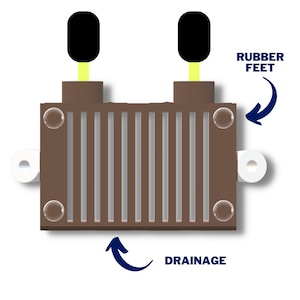 Puede incluir: Un objeto rectangular marr&oacute;n con ranuras verticales, dos protuberancias cil&iacute;ndricas negras y amarillas y fijaciones circulares blancas. Los textos "RUBBER FEET" y "DRAINAGE" se indican con flechas.
