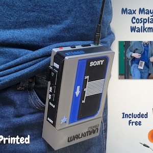 Peut inclure: Un Walkman gris et bleu imprimé en 3D, avec les inscriptions "SONY" et "STEREO", est accroché à une poche. Le texte "Max Mayfield Cosplay: Walkman" est visible. Comprend un casque orange gratuit.