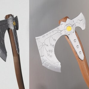 Op de afbeelding: Een zilveren bijl met een bruine houten steel. De bijlkop heeft een gedetailleerd ontwerp met een cirkelvormig patroon en een gele accent.