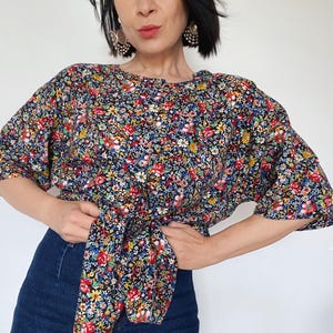 Vintage blouse from the 90s | Summer blouse shirt | Elegant blouse | 100% viscose | Floral pattern