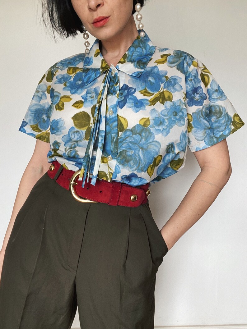 Vintage Bluse Hemd Sommerbluse Unikat Nachhaltige Mode 100% Polyester Slowfashion Bluse aus 90er Blumenmuster Bild 1