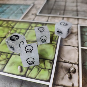HeroQuest Deluxe Würfel - Weißer weißer Quarz - 15 mm - Kampfwürfel - Originales Layout.