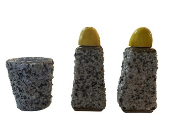 Vintage Grand Canyon souvenir: zout- en peperstrooier met steentjes en tandenstokerhouder.