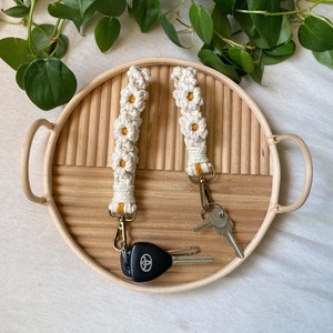 Macrame Daisy Wristlet | Flower Keychain | Macrame Flower Wristlet | Key Fob Wristlet | Keychain Wristlet | Key Fob | Floral Keychain