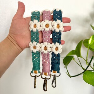 Pulsera con margaritas en macramé / Ideas de regalo para amigos y familiares / Regalo para calcetines / Llavero bohemio/retro