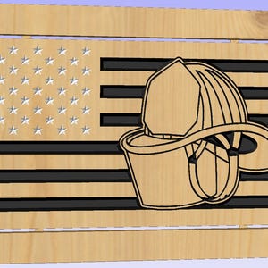 Könnte beinhalten: Wandkunst aus Holz mit der amerikanischen Flagge und einem Feuerwehrhelm. Das Flaggen-Design umfasst Sterne und Streifen, mit dem Helm im Vordergrund. Das Stück ist aus hellem Holz mit dunklen Akzenten gefertigt.