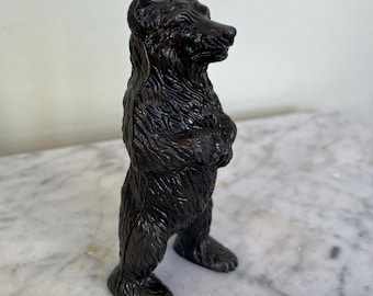 Una pieza de "arte de trinchera" de la Primera Guerra Mundial (sin verificar): una hucha infantil de hierro fundido con forma de oso de 15 cm de altura.