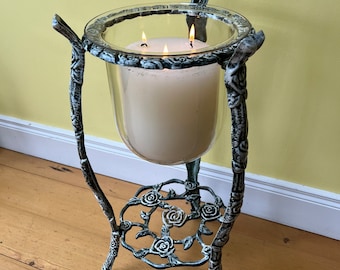 Un gran candelabro/encendedor antiguo de hierro fundido y vidrio para interiores y exteriores.