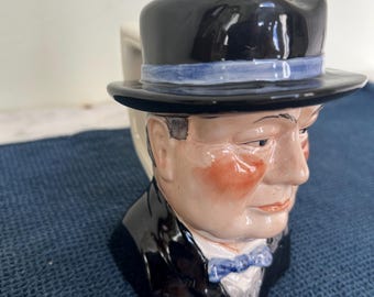 Una jarra Toby de Staffordshire pintada a mano con el logo de Sir Winston Churchill de Wood's of Burslem