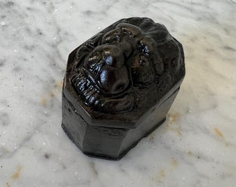Caja de rapé antigua de hierro fundido con tapa de león, caja de cerillas, tintero