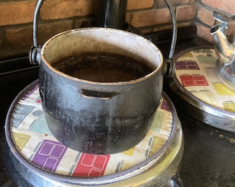 Olla antigua de hierro fundido con asa oscilante de 8 pintas, estilo 'gitano'