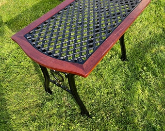 Mesa de centro de jardín victoriana antigua de caoba y hierro fundido