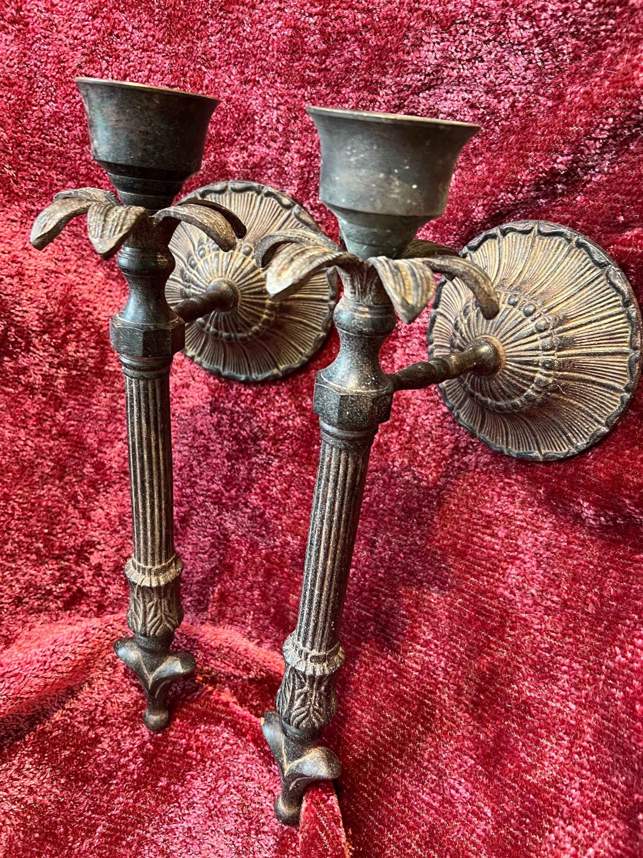 Paire de bougeoirs antiques en fonte noire, appliques murales