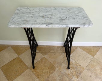 Una mesa para recibidor, consola, cocina, invernadero o patio inspirada en un soporte de costura Singer, bellamente restaurada.