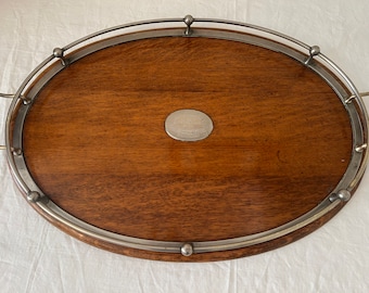 Bandeja conmemorativa de bebidas de estilo eduardiano, de roble pulido y con asas de mayordomo en forma de cuello de cisne.