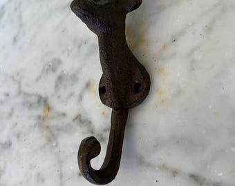 Perchero antiguo de hierro fundido con forma de cabeza de ciervo