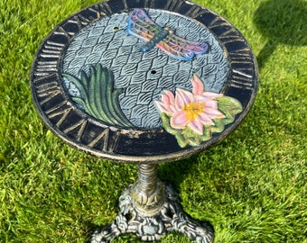 Antiguo reloj de sol/mesa auxiliar de hierro fundido con forma de estanque