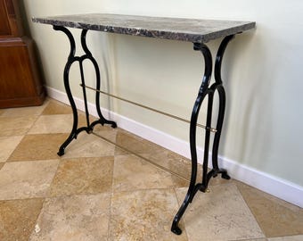 Mesa de recibidor, consola o patio antigua de hierro fundido de la época victoriana