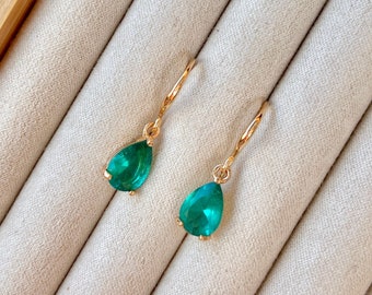 Pendientes de gancho chapados en oro de 14 quilates con colgante de piedra preciosa de cristal en forma de lágrima verde turquesa