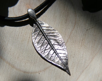 Colgante de hoja de fresno de plata, hoja de plata simple, joyería botánica, collar de druida elfo, amuleto de hoja, hoja de plata, regalo para amantes de la naturaleza