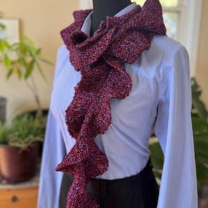 Rüschenschal; Gestrickter Rüschenschal; Lila Rüschenschal; Frühlings-Rüschen-Schal; Herbst Rüschen Schal; Rüschenschal im viktorianischen Stil; Muttertag