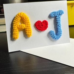 Handgemachte Valentinstagskarte mit gehäkeltem Herz und persönlichen Initialen