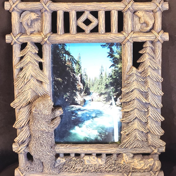Vintage Lodge Photo Frame: Wildlife Relief Figures for Rustic Cabin Decor