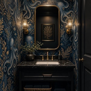 Puede incluir: Un mueble de baño con encimera de mármol negro, lavabo rectangular blanco y grifería dorada. Las paredes tienen papel pintado azul oscuro con patrones de pulpos y algas doradas. Un espejo con marco dorado cuelga sobre el lavabo.