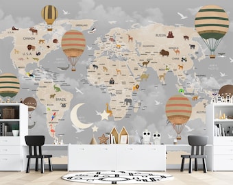 Könnte beinhalten: Eine Weltkarten-Wandmalerei mit grauem Hintergrund, mit Illustrationen von Tieren und Heißluftballons. Die Karte umfasst Kontinente, Länder und Ozeane. Dekorative Elemente sind Mond, Sterne und Wolken. Der Raum hat auch weiße Möbel und einen schwarz-weißen Teppich.