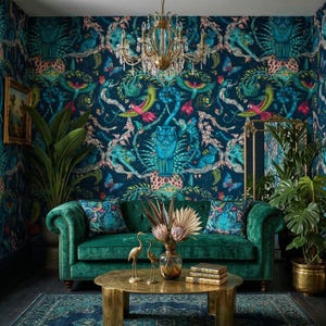 Può includere: Un lussuoso soggiorno con un divano in velluto verde acqua, un tavolino dorato e un lampadario ornato. Le pareti sono rivestite con una carta da parati blu scuro con un vivace motivo a tema giungla. Piante decorative e accenti dorati completano l'elegante arredamento.