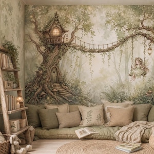 Könnte beinhalten: Ein Raum mit einem großen Wandbild eines Baumhauses mit Hängebrücke und einer Fee auf einer Schaukel. Ein hölzernes Leiterregal enthält Bücher, während ein Bodenkissen mit beigen Kissen und ein gewebter Teppich eine Sitzecke mit Körben bilden.