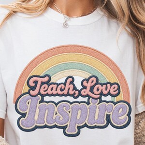 Retro regenboog leraar shirt Teach Love Inspire T-shirt leraar waardering cadeau terug naar school shirt schattig onderwijzer nep borduurwerk