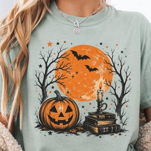 Maglietta Dark Academia per Halloween, maglietta vintage con zucca e libro, maglietta gotica per amanti dei libri, grafica da lettrice stregata, maglietta spettrale a tema libri