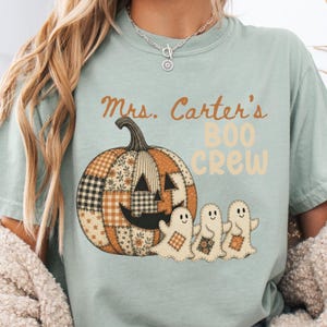 Personalisierte Halloween Lehrer Shirt, individuelles Name Boo Crew T-Shirt, Faux Patchwork Kürbis und Geist Klassenzimmer Top