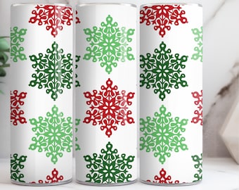 Könnte beinhalten: Weißer Becher mit einem sich wiederholenden Muster aus roten und grünen Schneeflocken. Die Schneeflocken sind gleichmäßig über die Oberfläche des Bechers verteilt und erzeugen ein festliches Weihnachtsdesign. Der Becher ist zylindrisch und scheint aus einem haltbaren Material zu bestehen.