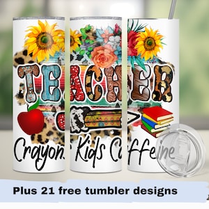 Puede incluir: Tres vasos aislados blancos con diseños florales y de animales. La palabra "TEACHER" se muestra en letras coloridas. La frase "Crayons, Kids, Caffeine" está escrita debajo. Un vaso tiene un gráfico de manzana roja.