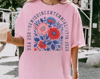 USA 250 フローラルTシャツ – 1776～2026年 500周年記念 愛国グラフィックシャツ、ヴィンテージフォークフラワー 7月4日トップ、アメリカ 250 ユニセックスTシャツ