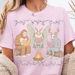 Cryptid Book Club-shirt, Boekig Mothman Sasquatch-shirt, Cadeau voor een lezer bij het kampvuur, Spooky Reading-shirt