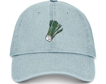 Cappello in denim ricamato con motivo a finocchio