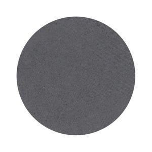 Pode incluir: Uma paleta de sombra para os olhos redonda de cor cinza escuro.