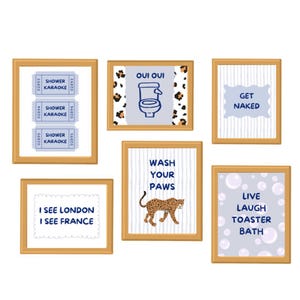 Op de afbeelding: Een verzameling van zes ingelijste kunstprints met goudkleurige frames. De prints tonen verschillende badkamer-thema ontwerpen, waaronder teksten als "Get Naked" en "Wash Your Paws", en een luipaard illustratie. Andere prints hebben teksten zoals "Shower Karaoke."