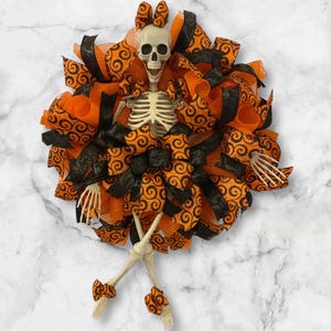 Halloween Skeleton Wreath – Funny Skeleton Door Decor – Orange & Black Swirl Mesh Wreath – Spooky Front Door Halloween Decoration