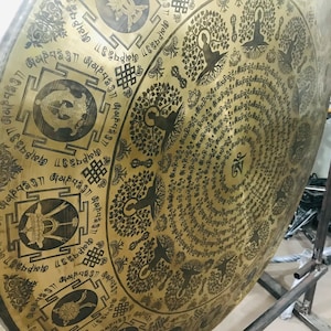 Astamangala symbol print on edge of the gong