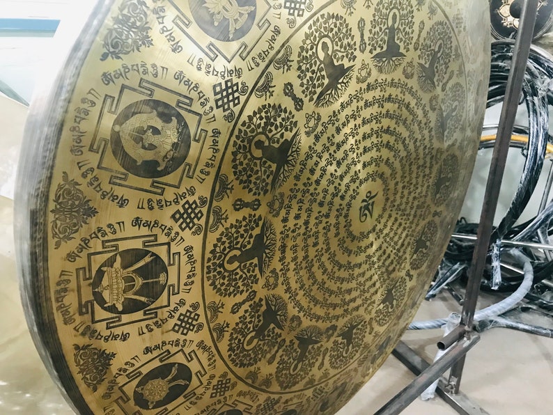 Astamangala symbol print on edge of the gong